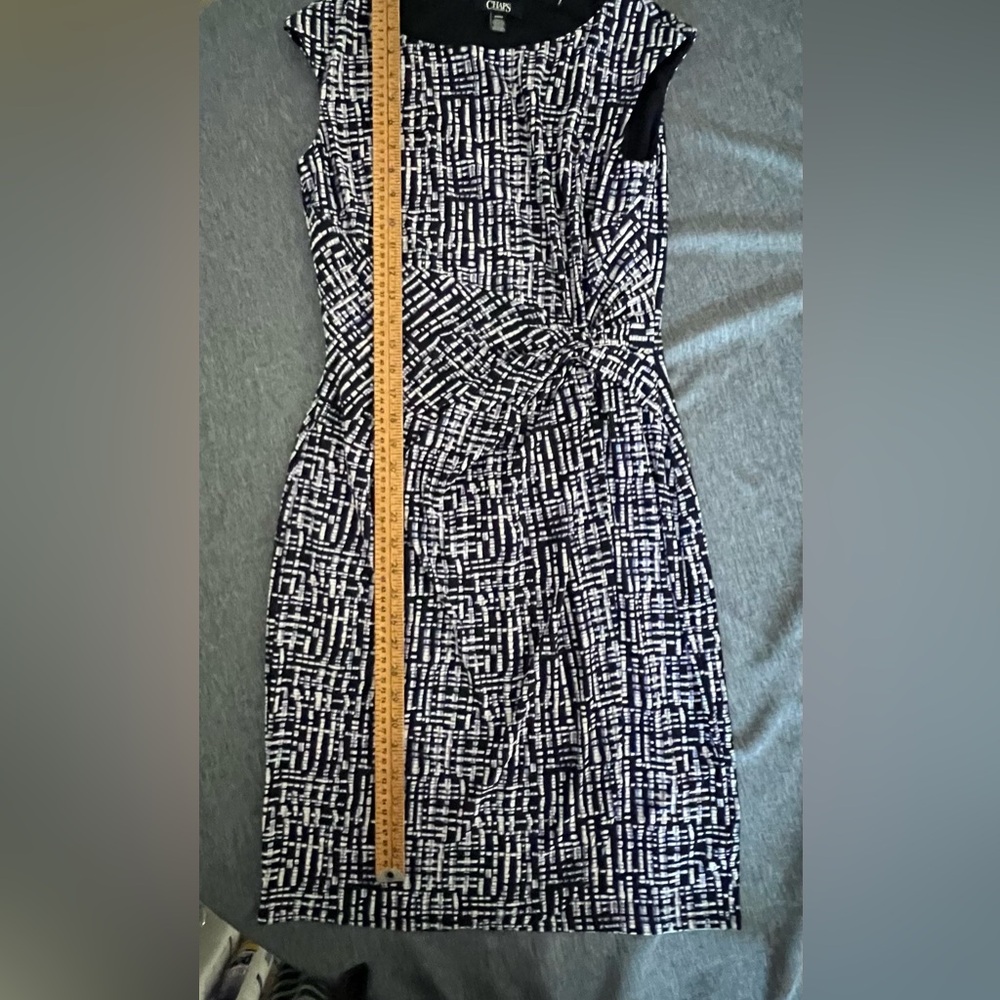 CHAPS Dress Sz M Blue & White Geometric Print Knotted Waist P2P: 17” Stretchy - Picture 3 of 12